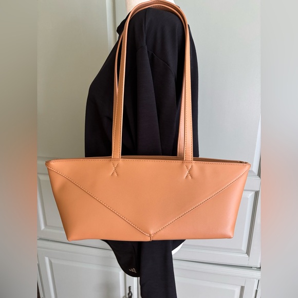 Shoulder bag with all the style. Perfect fall accessory. Fashion bag. - Picture 1 of 11